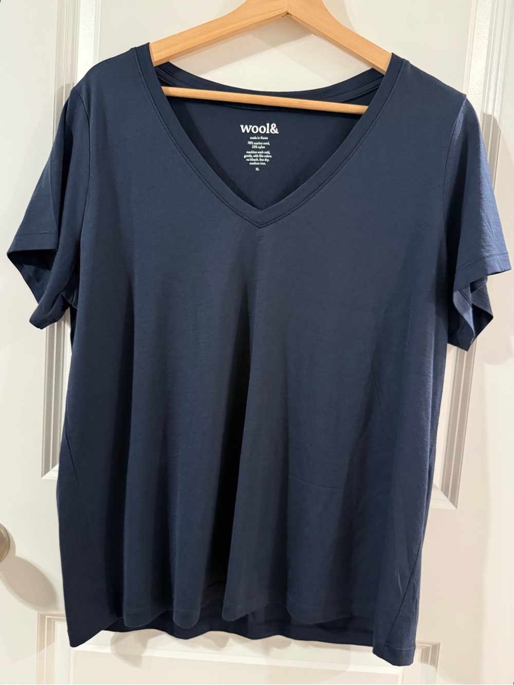NWOT Wool& wool and merino Navy V-Neck Women's Short Sleeve Tee XL